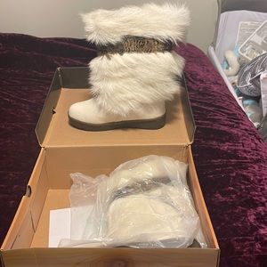 Fur Bearpaw boots NEW never been worn. Size 6 Women